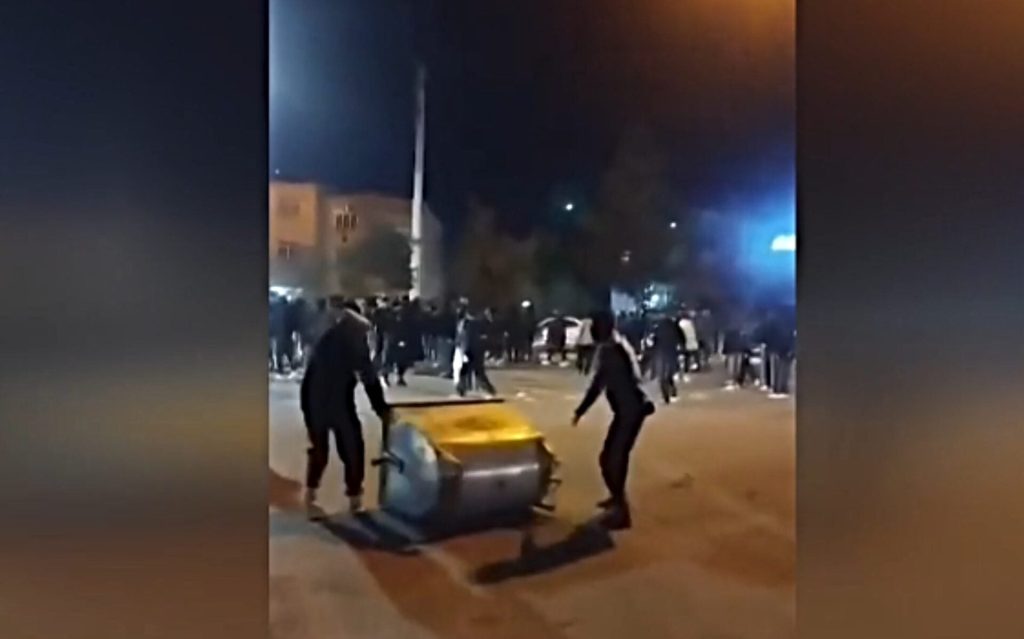 Ιράν: Ένας νεκρός σε σφοδρές συγκρούσεις διαδηλωτών με τις δυνάμεις ασφαλείας