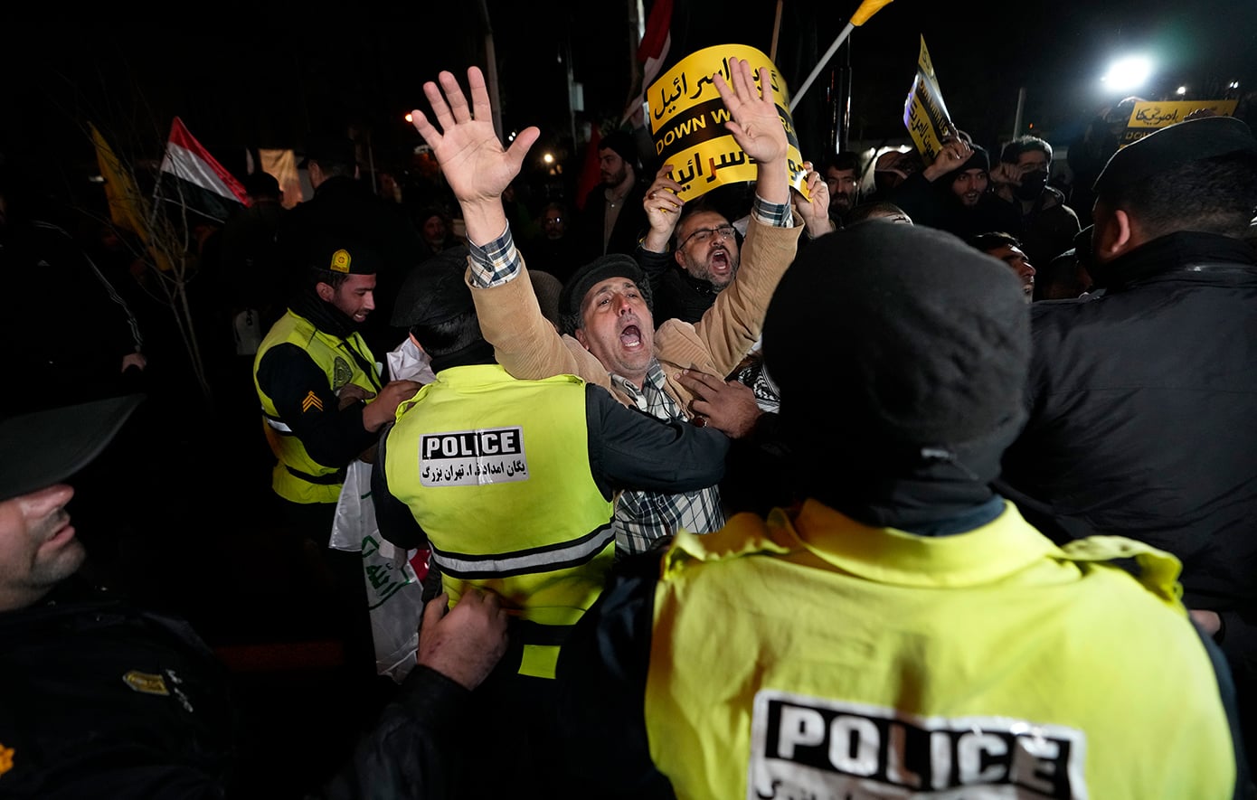 Εντείνεται η κρίση στο Ιράν: Η Ισλαμική Δημοκρατία «δεν θα υποχωρήσει», τόνισε ο Χαμενεΐ – Τεράστιες αντικυβερνητικές διαδηλώσεις