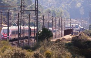 Σιδηροδρομικό δυστύχημα στην Ισπανία: Ειδικοί εκτιμούν ότι ένας προβληματικός αρμός στις ράγες μπορεί να αποτελεί κλειδί για τον εκτροχιασμό