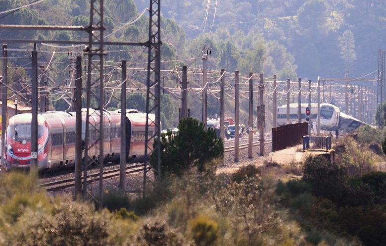 Σιδηροδρομικό δυστύχημα στην Ισπανία: Ειδικοί εκτιμούν ότι ένας προβληματικός αρμός στις ράγες μπορεί να αποτελεί κλειδί για τον εκτροχιασμό