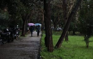 Έντονη βροχόπτωση, αστραπές και ισχυρές καταιγίδες σε πολλές περιοχές της Αττικής – Δείτε live την πορεία της κακοκαιρίας