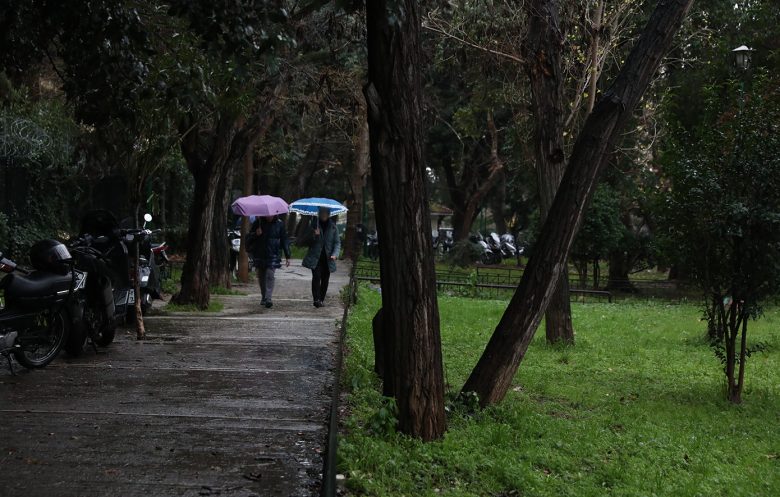 Έντονη βροχόπτωση, αστραπές και ισχυρές καταιγίδες σε πολλές περιοχές της Αττικής – Δείτε live την πορεία της κακοκαιρίας