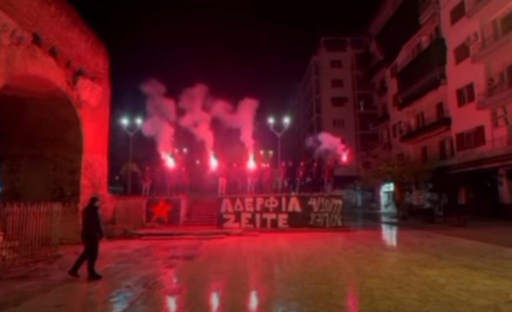 Θεσσαλονίκη: Η Θύρα 4 τίμησε τη μνήμη των επτά οπαδών του ΠΑΟΚ με πυρσούς στην Καμάρα