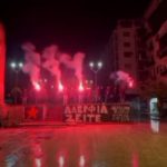 Θεσσαλονίκη: Η Θύρα 4 τίμησε τη μνήμη των επτά οπαδών του ΠΑΟΚ με πυρσούς στην Καμάρα