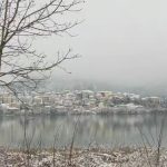 Καστοριά: Στα λευκά ντύθηκε η πόλη – Κλειστά τα σχολεία