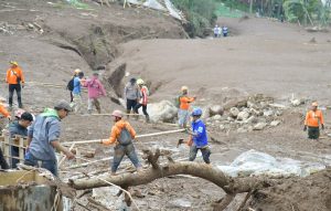 Ινδονησία: Νεκροί 23 στρατιωτικοί στις κατολισθήσεις στη δυτική Ιάβα