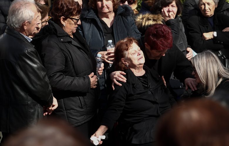Οδύνη στην κηδεία της Ελένης Κατσαρού, μιας εκ των πέντε εργαζομένων που κάηκαν στη «Βιολάντα» – Δείτε εικόνες