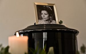 Το τελευταίο χειροκρότημα στη σπουδαία ηθοποιό, Μέλπω Ζαρόκωστα – Δείτε φωτογραφίες από το Α’ Νεκροταφείο Αθηνών