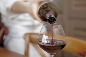 Οινοποιία: Αλκοτέστ και μπλόκα περιόρισαν την κατανάλωση κρασιού