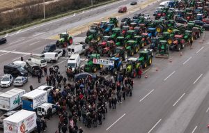 Μηχανοκίνητη πορεία παραγωγών και εμπόρων προς τα διόδια Μαλγάρων – Επ’ αόριστον απεργία στις λαϊκές αγορές