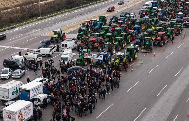 Μηχανοκίνητη πορεία παραγωγών και εμπόρων προς τα διόδια Μαλγάρων – Επ’ αόριστον απεργία στις λαϊκές αγορές