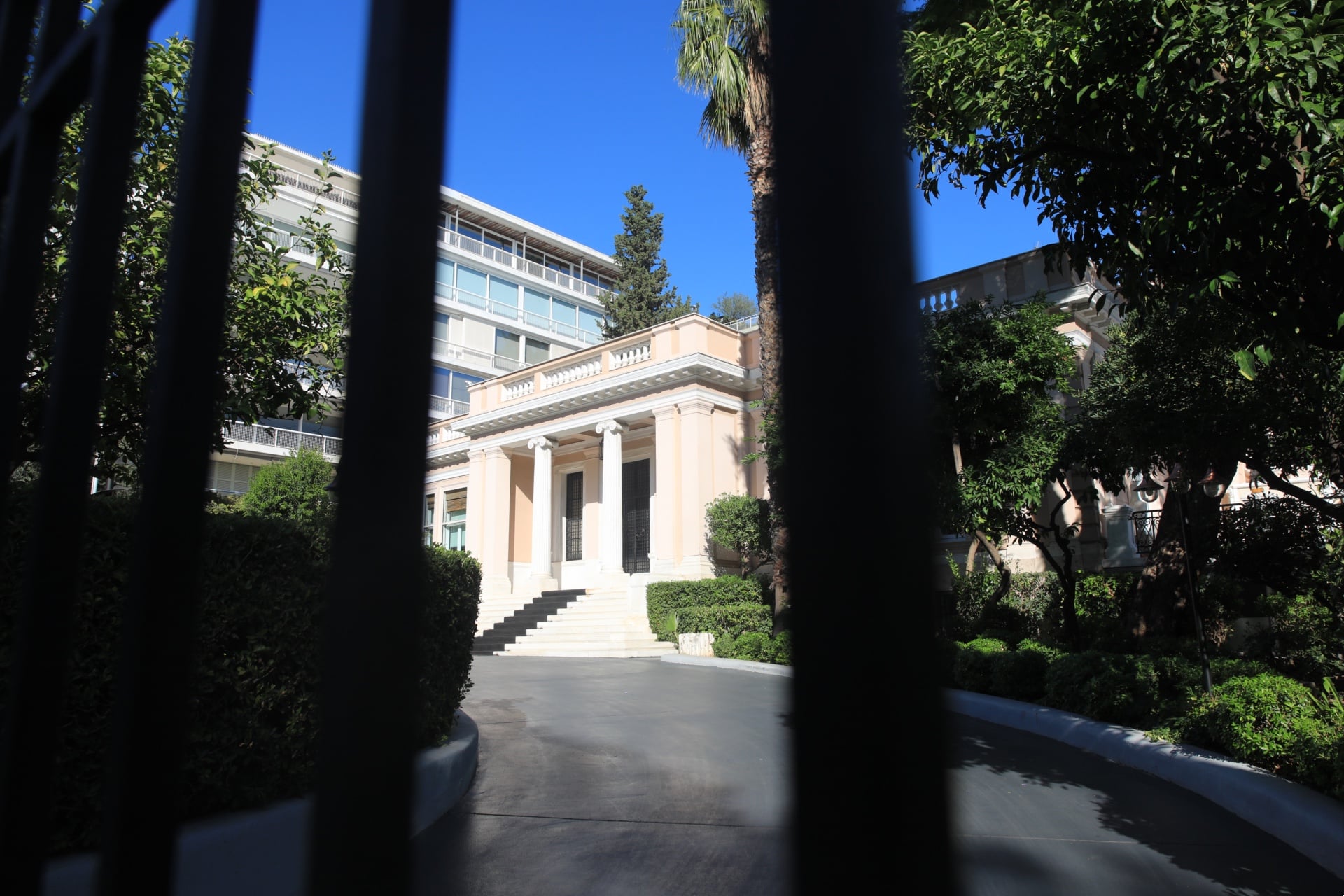 Τριχίλιαρο μπόνους έδωσε το Μαξίμου στους υπαλλήλους του