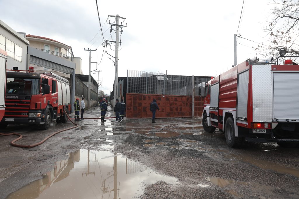 Mενίδι: Βελτιωμένη η εικόνα της φωτιάς στο εργοστάσιο πλαστικών – Ζημιές και σε παρακείμενα κτήρια