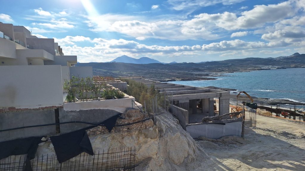 Φρένο του ΣτΕ στο «White Coast» – Αναστολή εργασιών στο Σαρακήνικο της Μήλου