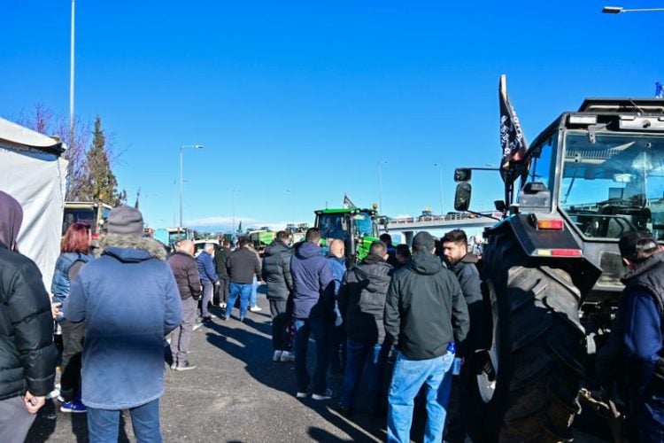 Αγρότες από τη Νίκαια απέκλεισαν τις σήραγγες στα Τέμπη – Η ΕΛ.ΑΣ. διέκοψε την κυκλοφορία των οχημάτων