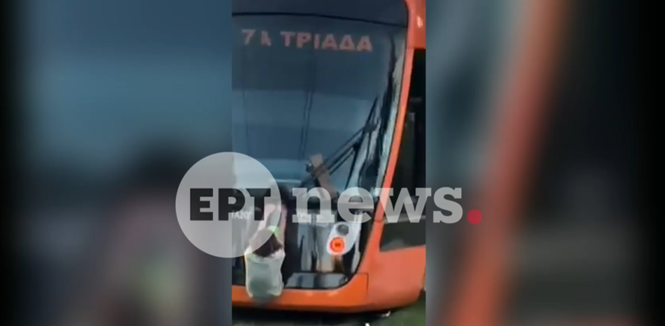 Επικίνδυνα παιχνίδια στον δρόμο: Νέοι κρέμονται από Μέσα μεταφοράς σε κίνηση