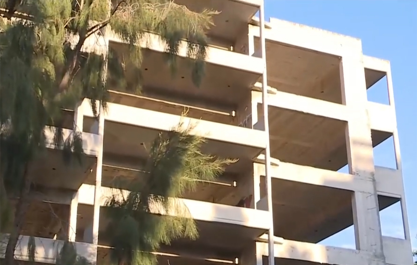 Αυτή είναι η οικοδομή-«φάντασμα» όπου βρέθηκε νεκρός ο 25χρονος στην Αγία Παρασκευή – Τι ψάχνουν οι Αρχές