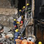 Φονική πυρκαγιά σε εμπορικό κέντρο στο Καράτσι: Διασώστες απομακρύνουν τα συντρίμμια – Αγνοούνται 63 άνθρωποι