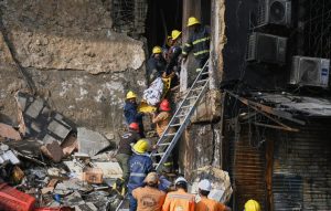 Φονική πυρκαγιά σε εμπορικό κέντρο στο Καράτσι: Διασώστες απομακρύνουν τα συντρίμμια – Αγνοούνται 63 άνθρωποι