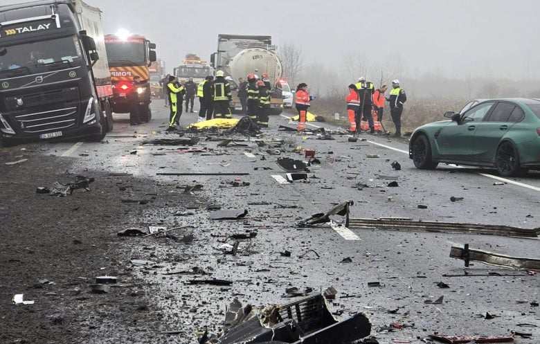 Ταυτοποιήθηκαν οι σοροί των επτά νεκρών οπαδών του ΠΑΟΚ στο τροχαίο στη Ρουμανία – «Το τιμόνι δεν μπορεί να μπλόκαρε, γιατί ενεργοποιήθηκε το φλας»