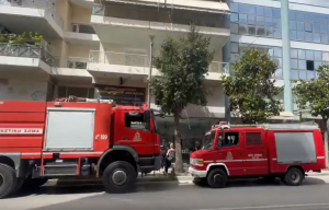 Τραγωδία στην Ραφήνα: Εντοπίστηκε άνθρωπος χωρίς τις αισθήσεις του μετά από κατάσβεση φωτιάς σε σπίτι