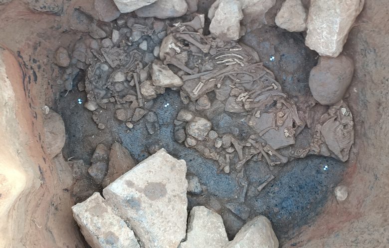 Βρέθηκε ταφή σε πίθο της Πρώιμης Εποχής του Χαλκού και λάκκος με μακρόχρονη χρήση και ίχνη καύσης