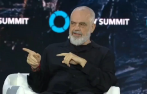 Ράμα σε δημοσιογράφο: «Ως Έλληνας πιστεύεις ότι είσαι άμεσος κληρονόμος του Πλάτωνα και του Αριστοτέλη, αλλά δεν είσαι»