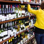 Hλικιακές μετατοπίσεις στους αγοραστές οίνου στις ΗΠΑ, τι προσελκύει τις νεότερες γενιές