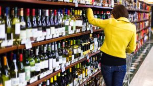 Hλικιακές μετατοπίσεις στους αγοραστές οίνου στις ΗΠΑ, τι προσελκύει τις νεότερες γενιές