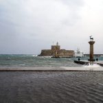 Ρόδος: Ισχυροί άνεμοι έριξαν δέντρο και τοιχίο - Κλειστή η οδός Παπαλουκά - ertnews.gr