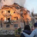 Περισσότερες από χίλιες πολυκατοικίες παραμένουν χωρίς ηλεκτρικό και θέρμανση στο Κίεβο