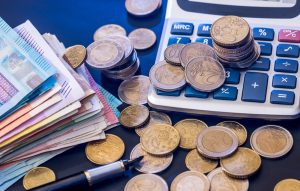 Προϋπολογισμός: Πρωτογενές πλεόνασμα 8 δισ. ευρώ το 2025 – Εισπράξεις φόρων 451 εκατ. ευρώ πάνω από τον αναθεωρημένο στόχο