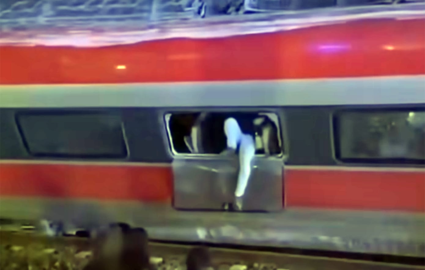 Σιδηροδρομική τραγωδία στην Ισπανία: Τουλάχιστον 21 νεκροί, δεκάδες τραυματίες σε δυστύχημα στο οποίο ενεπλάκησαν δυο συρμοί υψηλής ταχύτητας