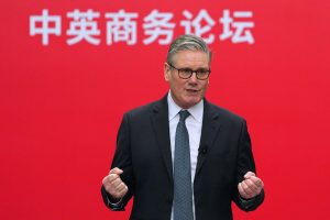 Διχασμένος ο βρετανικός Τύπος για την επίσκεψη Στάρμερ στην Κίνα
