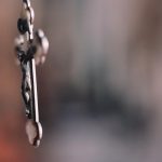 Τρόμος στην Αργυρούπολη: «Θρησκειολογική» ληστεία με μαχαίρι σε δύο ανήλικους