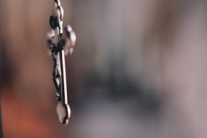 Τρόμος στην Αργυρούπολη: «Θρησκειολογική» ληστεία με μαχαίρι σε δύο ανήλικους