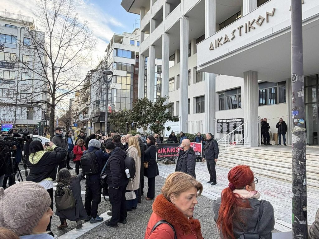 Τέμπη: Ένταση στη δίκη για τα χαμένα βίντεο - Οργή Καρυστιανού κατά Κωνσταντοπούλου