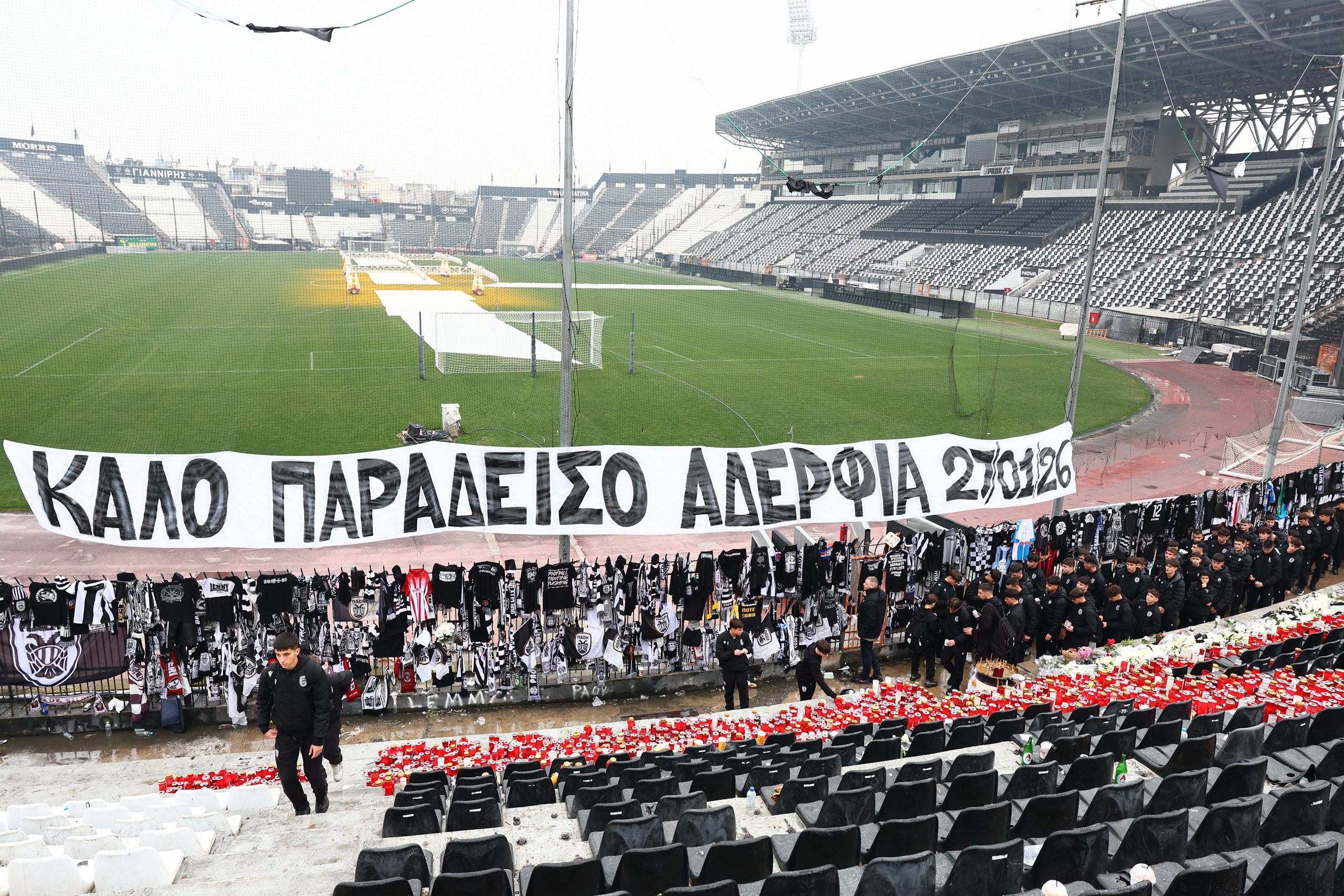 Στο αεροδρόμιο «Μακεδονία» οι επτά σοροί: Συνοδεία συγγενών και φιλάθλων του ΠΑΟΚ μεταφέρονται στην Τούμπα - ertnews.gr