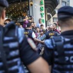 Συγκρούσεις ανάμεσα σε φιλοκούρδους διαδηλωτές και την τουρκική αστυνομία στα σύνορα με τη Συρία