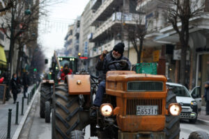 Οι αγρότες αποχώρησαν από το μπλόκο Νίκαιας - Πορεία με τρακτέρ στη Λάρισα (ΦΩΤΟ+Βίντεο) • Έλληνας Αγρότης