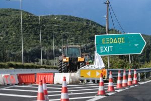 Πού υπάρχουν διακοπές κυκλοφορίας και εκτροπές στην Εθνική Οδό Αθηνων-Λαμίας λόγω των αγροτικών κινητοποιήσεων