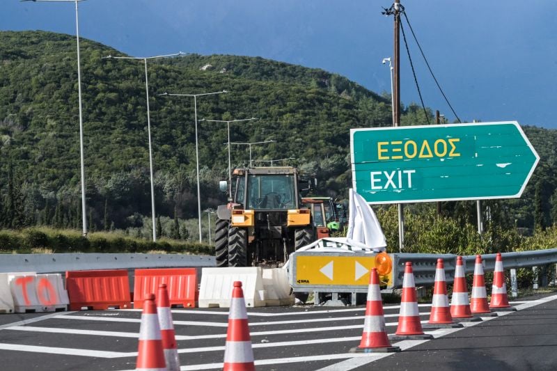 Πού υπάρχουν διακοπές κυκλοφορίας και εκτροπές στην Εθνική Οδό Αθηνων-Λαμίας λόγω των αγροτικών κινητοποιήσεων