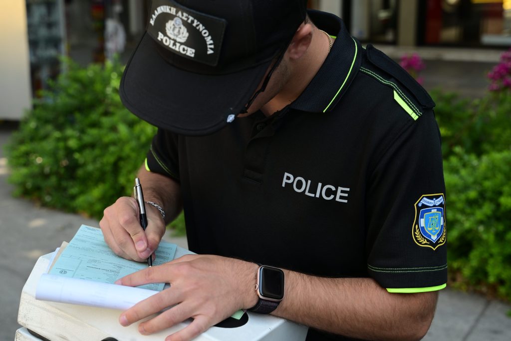 Θεσσαλονίκη: Δεσμεύτηκαν οχήματα μετά από παραβάσεις σε ελέγχους της Τροχαίας - ertnews.gr