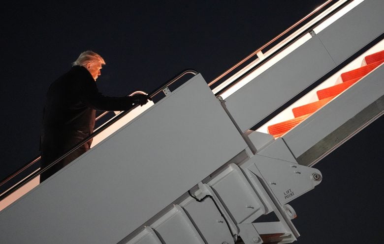 Το Air Force One του Τραμπ έκανε αναστροφή λόγω «ήσσονος ηλεκτρικού προβλήματος»