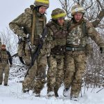 Πρωτοχρονιά με φωτιά και σκιές ειρήνης στην Ουκρανία: Drones, νεκροί και σχέδιο «90% έτοιμο»