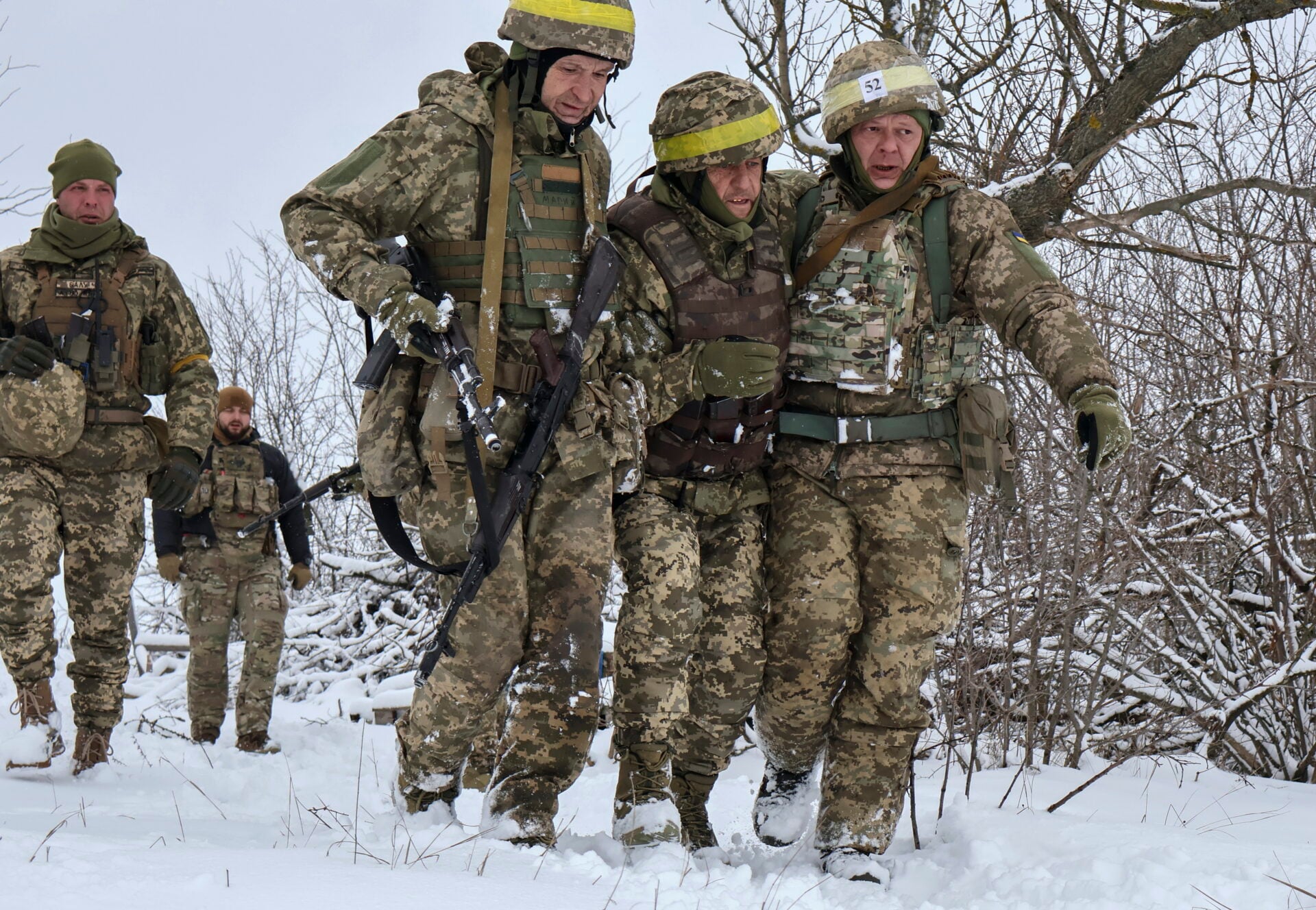 Πρωτοχρονιά με φωτιά και σκιές ειρήνης στην Ουκρανία: Drones, νεκροί και σχέδιο «90% έτοιμο»