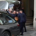 Ιταλία: Σε λαϊκό προσκύνημα η σορός του σχεδιαστή μόδας Βαλεντίνο