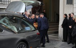 Ιταλία: Σε λαϊκό προσκύνημα η σορός του σχεδιαστή μόδας Βαλεντίνο