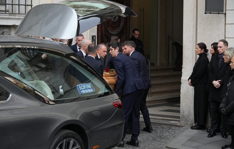 Ιταλία: Σε λαϊκό προσκύνημα η σορός του σχεδιαστή μόδας Βαλεντίνο