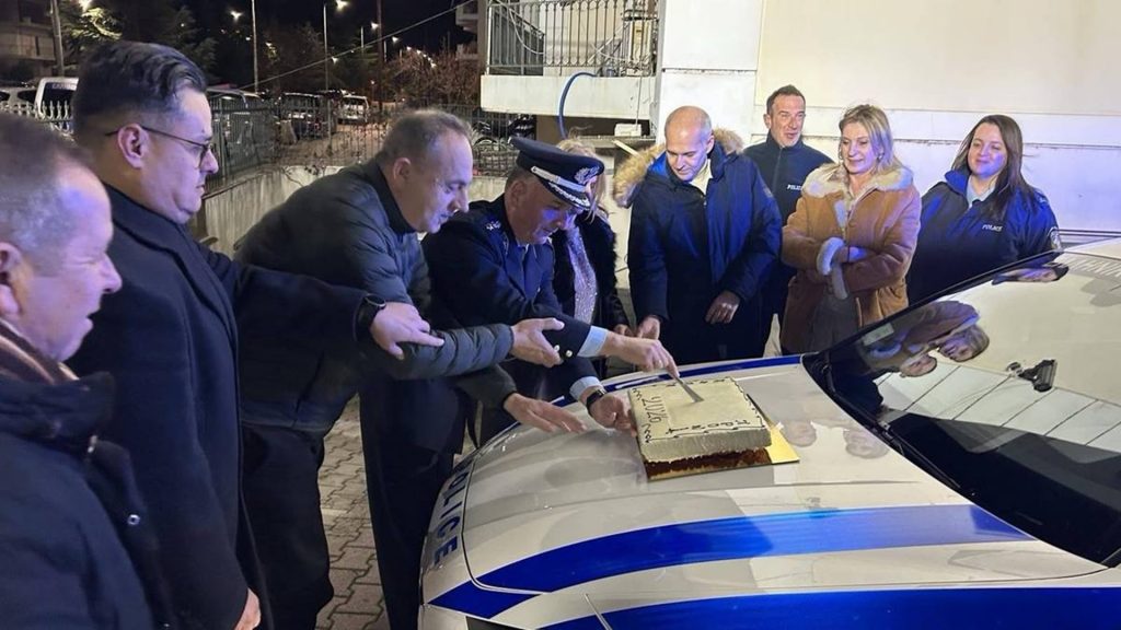 Φθιώτιδα: Κοπή Βασιλόπιτας πάνω σε περιπολικά για τους αστυνομικούς